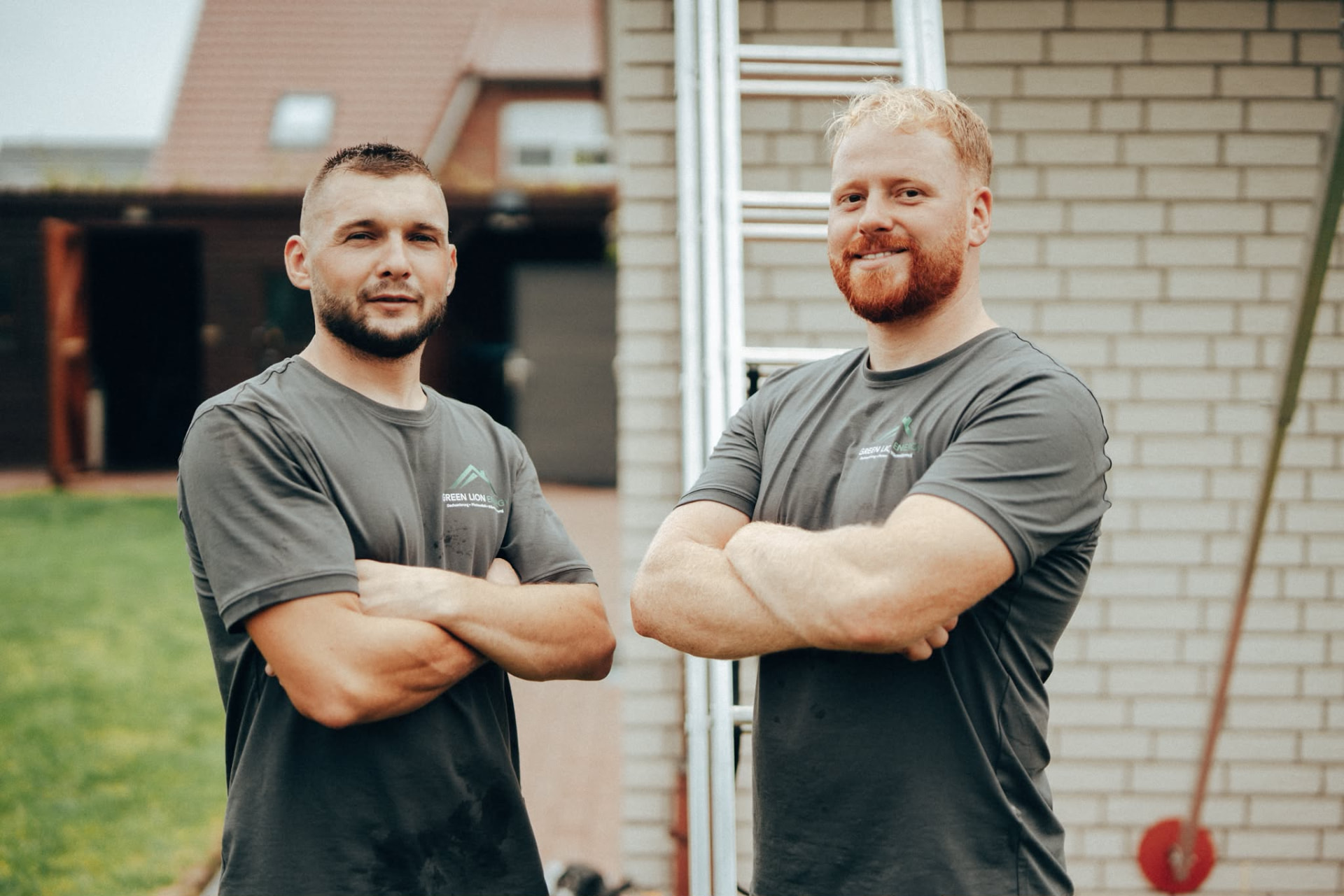 Das Team von Green Lion Energy vor einem Haus